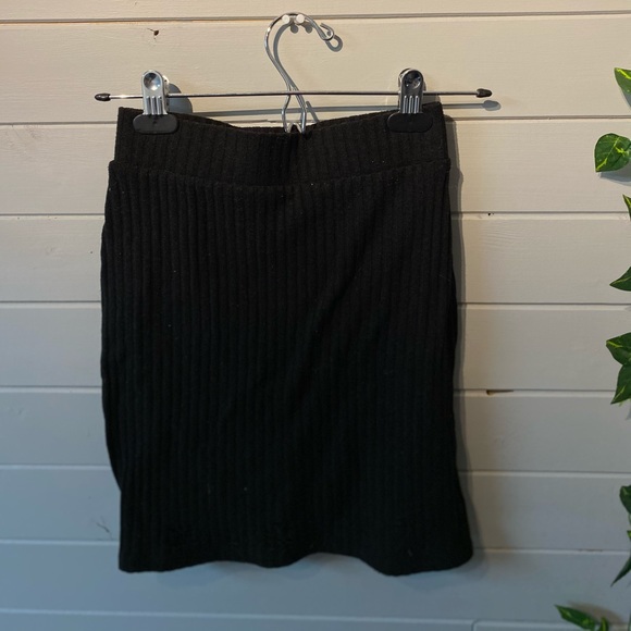 skirt - Picture 2 of 2